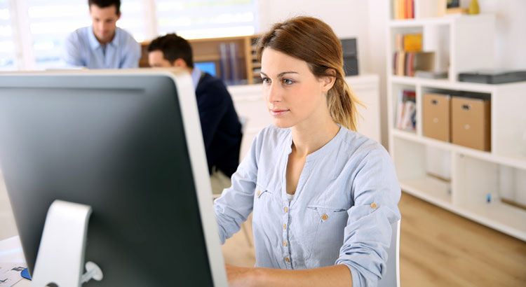 Как стильно одеться в офис, не потратив на это состояние